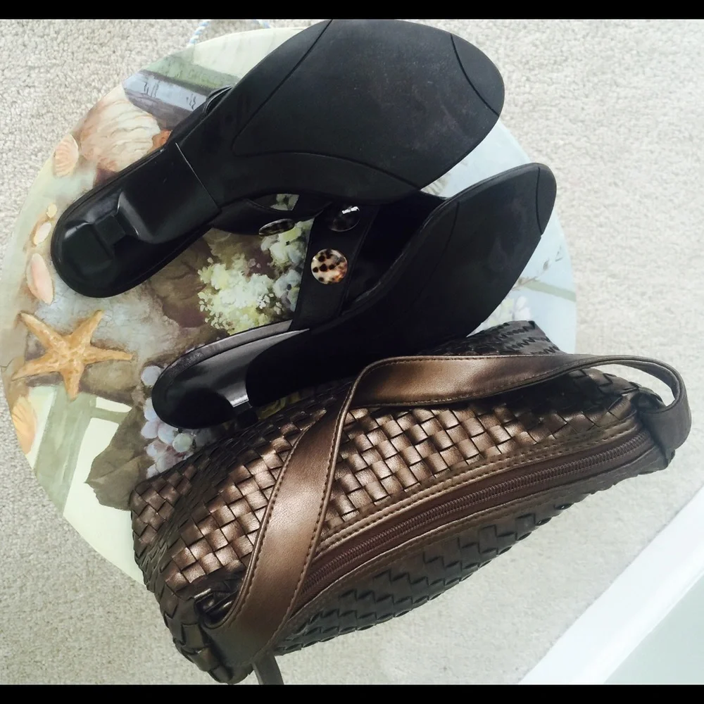 Gorgeous MATRIX hand bag and TAlBOTS sandals. - Picture 3 of 6